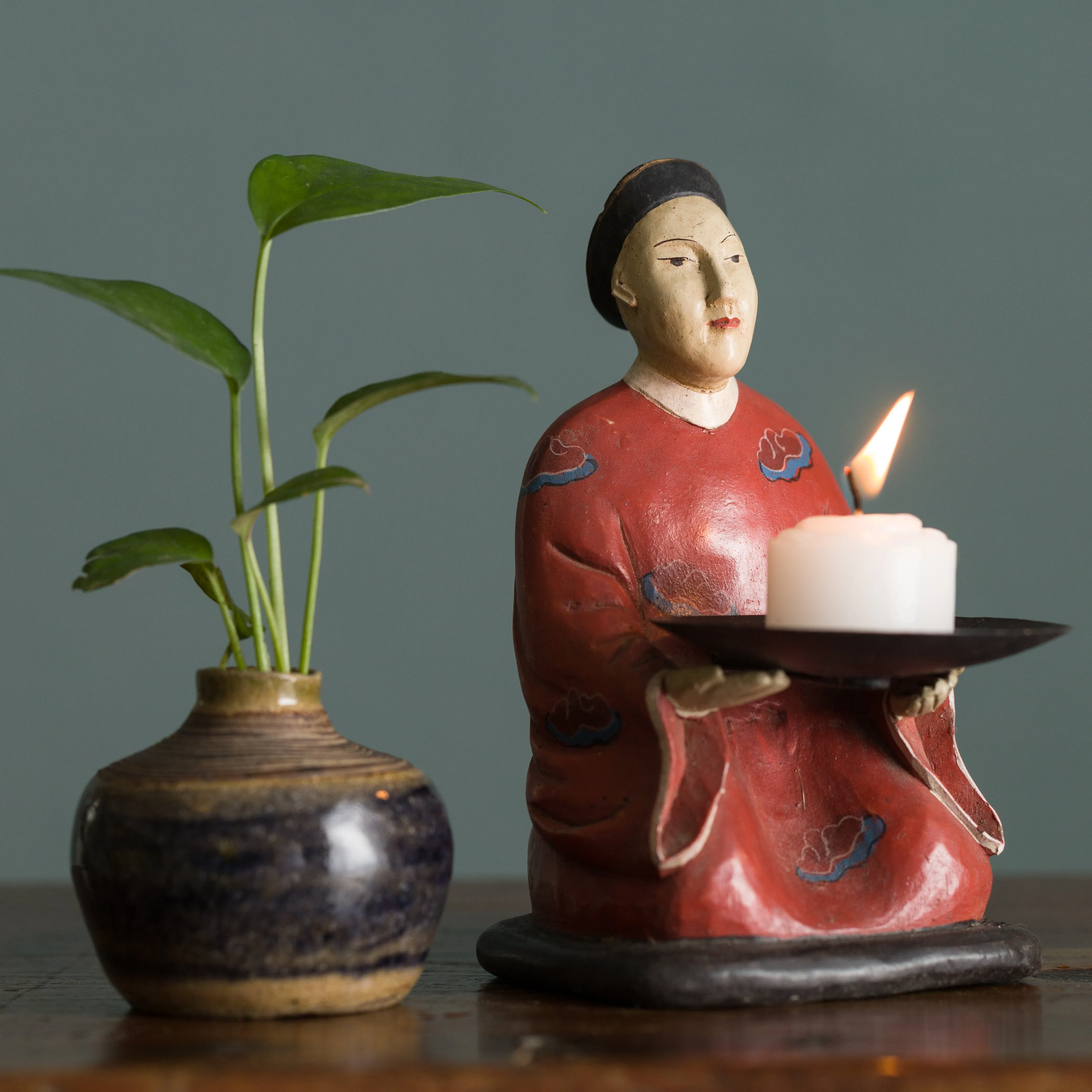 SITTING LU CANDLEHOLDER